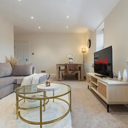 Stunning And Spacious Apartment *