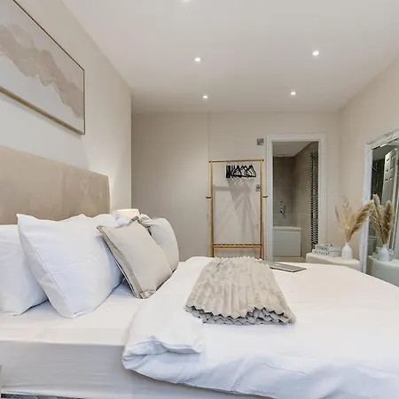 Apartment Stunning And Spacious *
